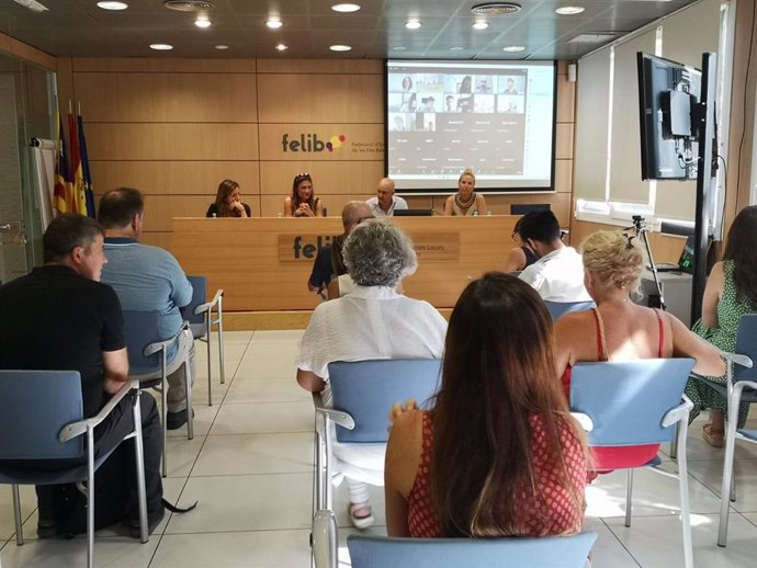 La directora general de Vivienda y Arquitectura, Cris Ballester, junto a representantes de los consells insulares y ayuntamientos.