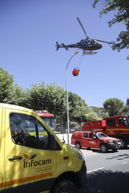 Un helicóptero trabaja en las labores de extinción del fuego en Cebreros, a 19 de julio de 2022, en Cebreros, Ávila, Castilla y León (España). El incendio forestal declarado en Cebreros ha obligado a llevar a cabo el desalojo de una localidad cercana con 