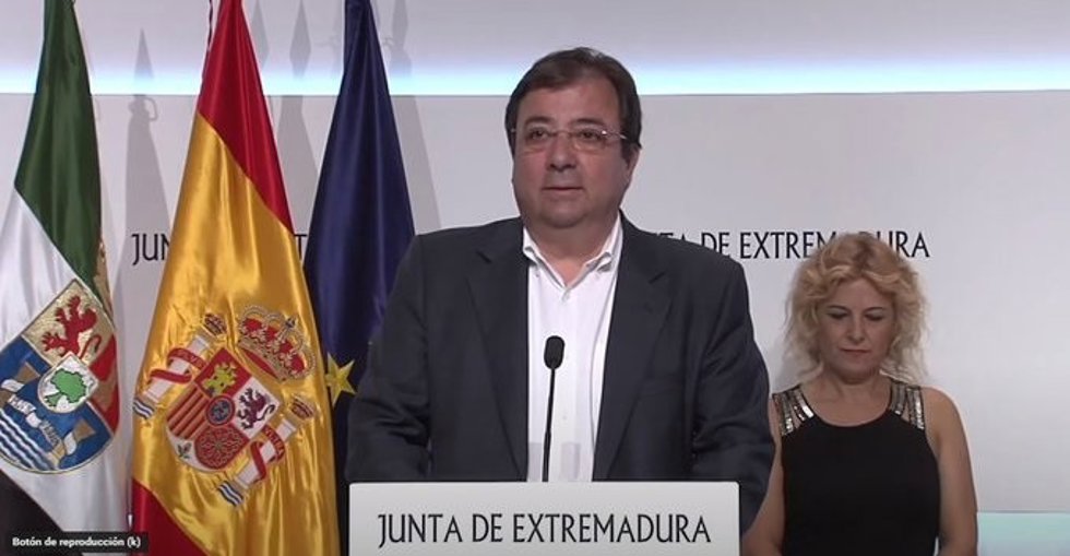 El presidente de la Junta de Extremadura, Guillermo Fernández Vara, en rueda de prensa