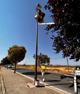 Los trabajos han comenzado pintando las luminarias