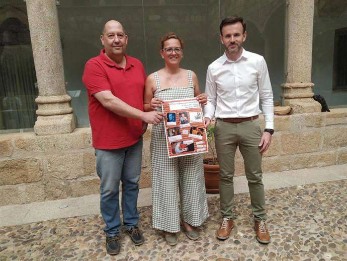 El concejal Antonio Moreno, la alcaldesa de Brozas, Milagrosa Hurtado, y el diputado de Cultura, Fernando Grande, en la presentación del VII Festival de Flamenco y Jazz de Brozas