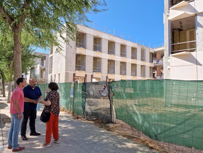 Galmés, Martínez y Cirer, ante las obras de la residencia pública Son Martorell en Ciudad Jardín, en Palma.