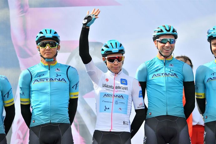 Archivo - El ciclista colombiano Miguel Ángel López saluda antes del inicio de una etapa del Giro de Italia 2022