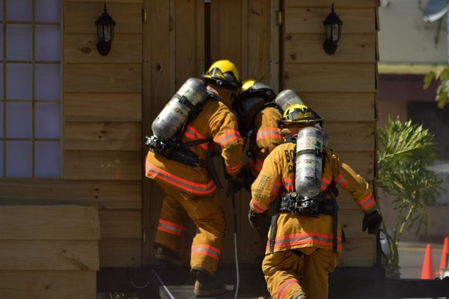 Archivo - Los bomberos dan más importancia a las posibles enfermedades a largo plazo por su trabajo que al daño a corto plazo
