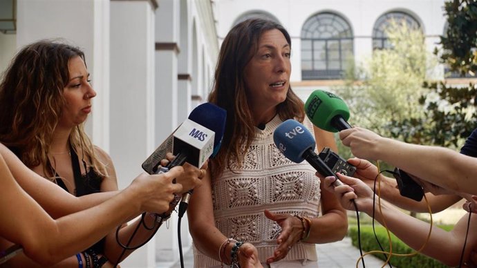 La secretaria general del PP-A, Loles López, atiende a los medios en el Parlamento andaluz.