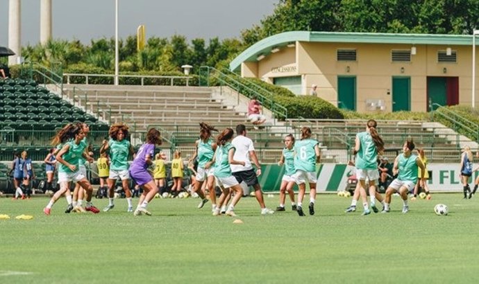 Imagen de jugadoras entrenando en los Estados Unidos