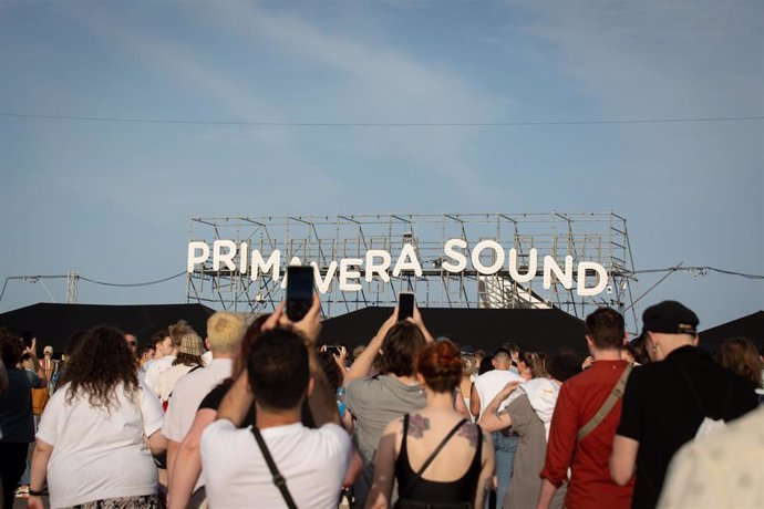 Archivo - Un grupo de personas durante la primera jornada del Festival Primavera Sound Barcelona