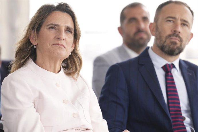 La vicepresidenta tercera del Gobierno y ministra para la Transición Ecológica y el Reto Demográfico, Teresa Ribera, y el delegado del Gobierno en el País Vasco, Denis Itxaso, durante el bautizo de la plataforma eólica marina flotante DemoSATH en Punta 