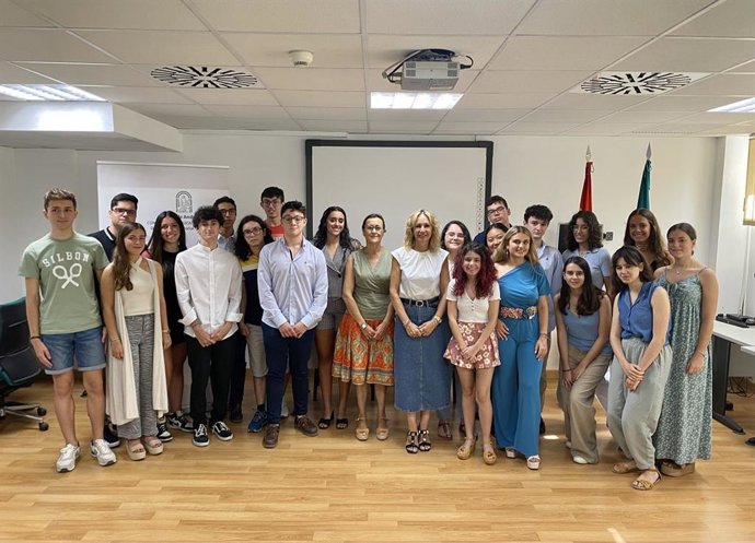 Troncoso (centro) con los alumnos reconocidos.