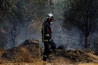 Helicóptero de la DGSCE acude en apoyo a los bomberos de Murcia para apagar un incendio agrícola en Guadalupe