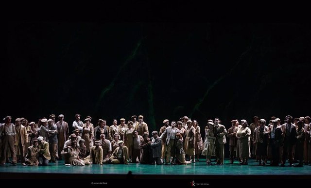 El Coro Intermezzo, titular del Teatro Real, cantando el 'Va Pensiero' de la ópera 'Nabucco', en el Teatro Real