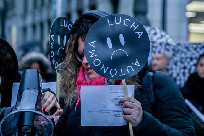 Archivo - Una persona sostiene un cartel en una manifestación para reivindicar unas cuotas justas para los autónomos