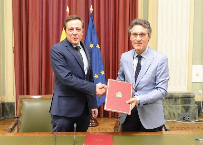 El secretario general de Agricultura y Alimentación, Fernando Miranda y el consejero delegado de Enisa, José Bayón, firman acuerdo de colaboración