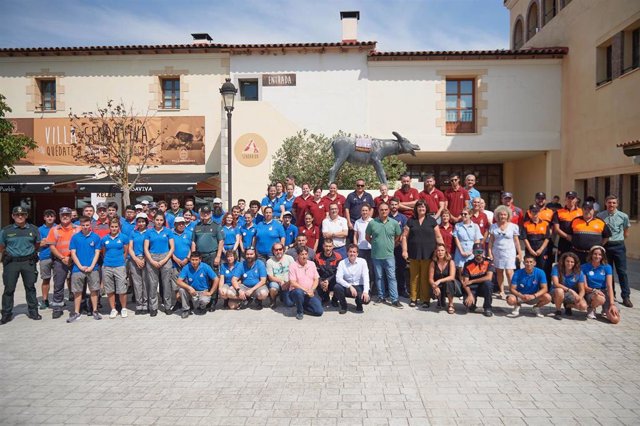 El consejero Mikel Irujo, la directora gerente de SODENA, Pilar Irigoien, y el gerente de Sendaviva, Rubén González, junto a la plantilla del parque y miembros de cuerpos de Emergencia y Seguridad que colaboraron en la extinción del fuego