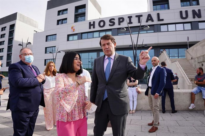 La Ministra de Sanidad, Carolina Darias, junto con el presidente de la Junta de Castilla y León, Alfonso Fernández Mañueco, en Salamanca