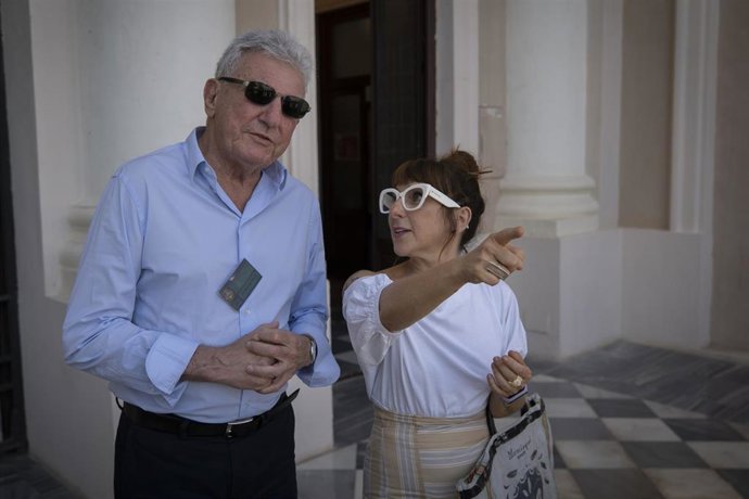 La concejala de Turismo y Comercio del Ayuntamiento de Cádiz, Montemayor Mures, y su homólogo en el Ayuntamiento de Las Palmas de Gran Canaria, Pedro Quevedo