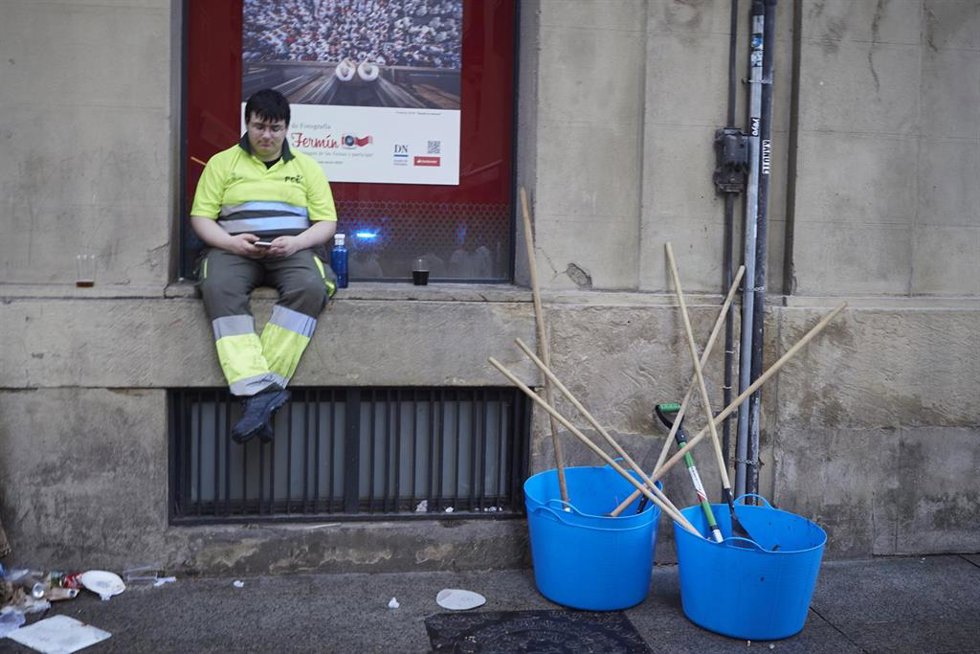 Un barrendero descansa durante el segundo encierro de las Fiestas de San Fermín 2022, de la ganadería de Fuente Ymbro, a 8 de julio de 2022, en Pamplona, Navarra (España).  