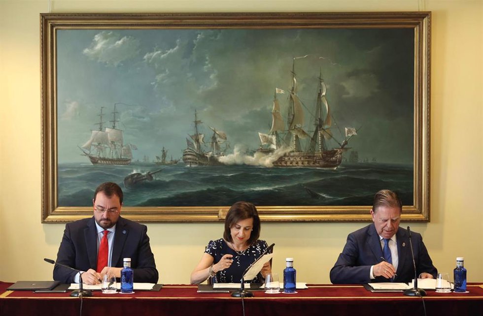La ministra de Defensa, Margarita Robles (c); el presidente del Principado de Asturias, Adrián Barbón (i) y el alcalde del Ayuntamiento de Oviedo, Alfredo Canteli (d), durante la firma de un Protocolo de la Fábrica de Armas de Oviedo