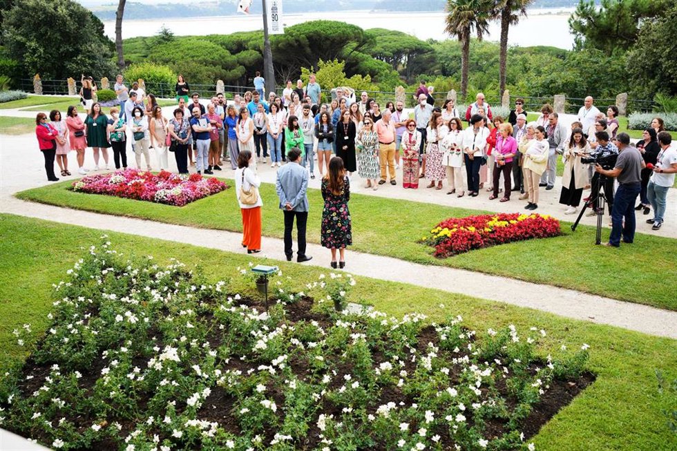 Plantación de rosales de la variedad  Margarita Salas en los jardines del palacio de la Magdalena, con asistencia de Lucía Viñuelas Salas, hija de Margarita Salas, Carlos Andradas, Rector de la UIMP