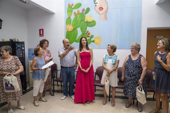 Carmen Belén López Zapata entrega diplomas del Taller Carmen de Burgos en Alsodux (Almería)