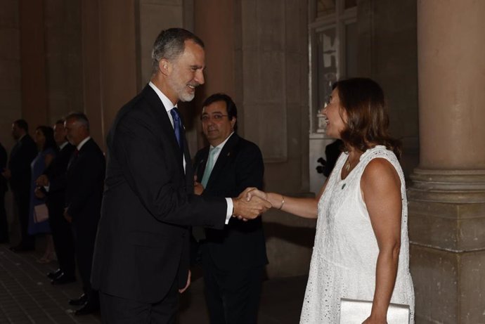 El rey Felipe VI saludando a la presidenta del Govern, Francina Armengol, en el acto de homenaje a las víctimas de la Covid.
