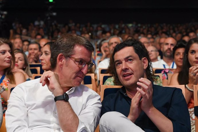 El presidente del Partido Popular, Alberto Núñez Feijóo, y el presidente de la Junta de Andalucía y del PP andaluz, Juanma Moreno, en el XIII Congreso Regional del Partido Popular (PP) Extremadura, en la Institución Ferial de Badajoz (IFEBA).