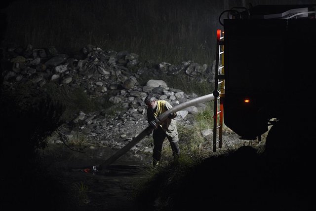Conductor de motobomba carga el camión de agua desde el río Balboa, en Pradoalbar, a 22 de julio de 2022, en las inmediaciones de Vilariño de Conso, Padroalbar, Ourense, Galicia (España). La superficie quemada en el incendio en el municipio ourensano de V