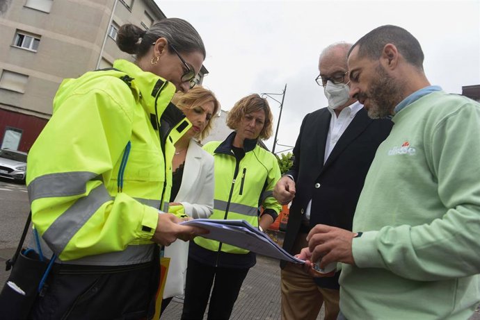 Visita del alcalde de Siero, Ángel  García, a las obras de peatonalización en Lugones.