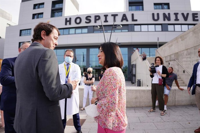 La ministra de Sanidad, Carolina Darias, y el presidente de la Junta, Alfonso Fernández Mañueco, en Salamanca