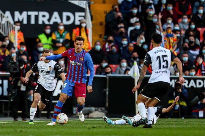 Archivo - Nico González conduce la pelota en el Valencia-FC Barcelona de LaLiga Santander 2021-2022