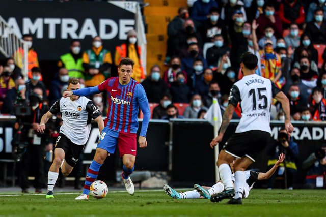 Archivo - Nico Gonzalez of FC Barcelona in action during the Santander League match between Valencia CF and FC Barcelona at the Mestalla Stadium on February 20, 2022, in Valencia, Spain.