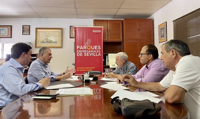 Reunión de José Luis Sanz con responsables de la Asociación de Parques Empresariales de Sevilla.