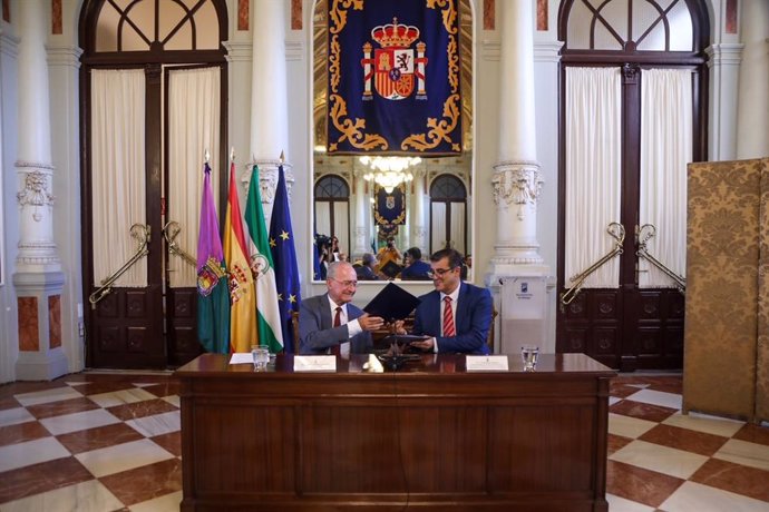 El alcalde de Málaga, Francisco de la Torre, y el hermano mayor de la Hermandad de la Crucifixión, José Núñez, firman convenio.