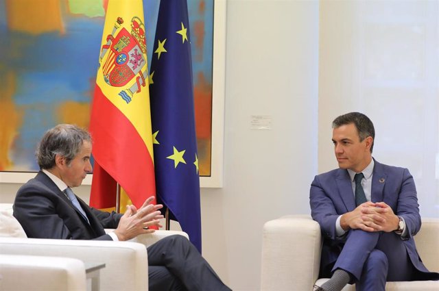 El presidente del Gobierno (d), Pedro Sánchez, durante una reunión con el director general del Organismo Internacional de la Energía Atómica (OIEA), Mariano Grossi, en el Palacio de la Moncloa, a 22 de julio de 2022, en Madrid (España).