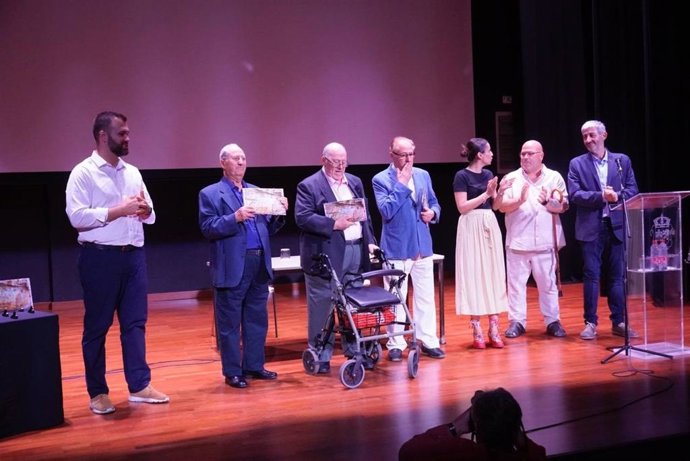 El alcalde de Cáceres junto a participantes en la jornada divulgativa sobre la Cueva de Maltravieso