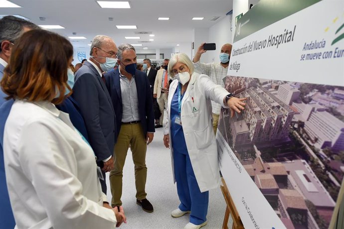 El consejero de la Presidencia, Administración Pública e Interior y consejero de Salud y Familias en funciones, Elías Bendodo; participa en la inauguración de las urgencias del Hospital Regional de Málaga tras su ampliación