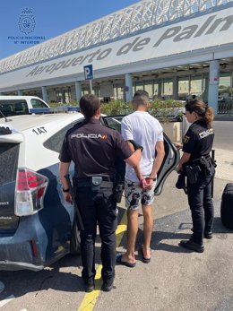 Momento de la detención del joven en el aeropuerto de Palma.