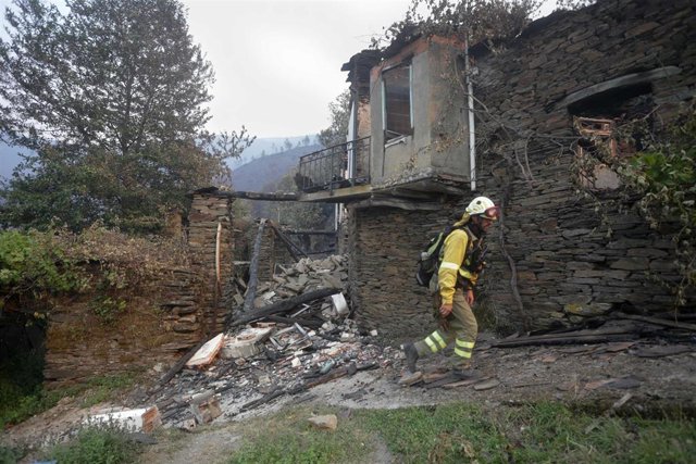 Un bombero camina por una de las zonas quemadas por el incendio de Folgoso do Courel, a 18 de julio de 2022, en Folgoso do Courel, Lugo, Galicia.