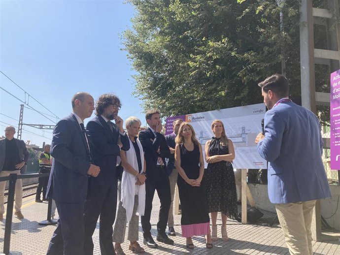 La ministra Sánchez junto a Font, Gay, Paz, la directora de Renfe en Catalunya, Maite Castillo, y el primer teniente de alcalde de Molins de Rei, Ramón Sánchez.