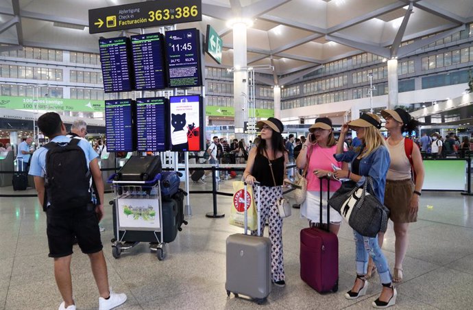 Salida masiva de cientos de pasajeros en el comienzo de la primera quincena del mes de julio a diferentes destinos internacionales desde el aeropuerto Costa del Sol de la capital, a 1 de julio de 2022 en Málaga (Andalucía, España)