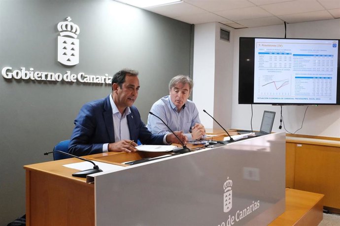 El viceconsejero de Economía e Internacionalización del Gobierno de Canarias, Blas Acosta, presenta el nuevo informe de previsiones económicas junto al jefe de servicio de Política Económica, Ignacio Mesanza