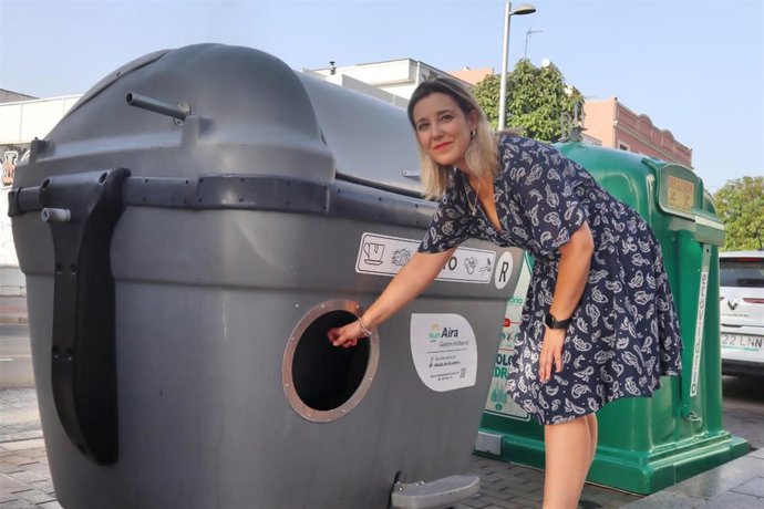 La alcaldesa de Alcalá de Guadaíra, Ana Isabel Jiménez, ha inspeccionado el funcionamiento de este tipo de nuevos contenedores de RSU y envases.