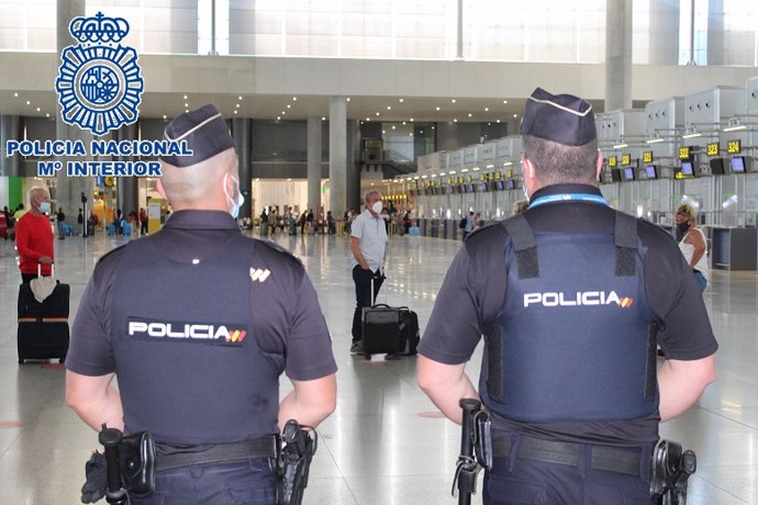 Archivo - Agentes de la Policía Nacional en el aeropuerto de Málaga.