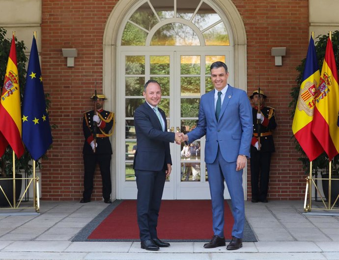 El presidente del Gobierno, Pedro Sánchez, recibe al jefe de Gobierno del Principado de Andorra, Xavier Espot Zamora, en el Palacio de la Moncloa, a 22 de julio de 2022, en Madrid (España). Durante el encuentro, ambos mandatarios hacen seguimiento de la