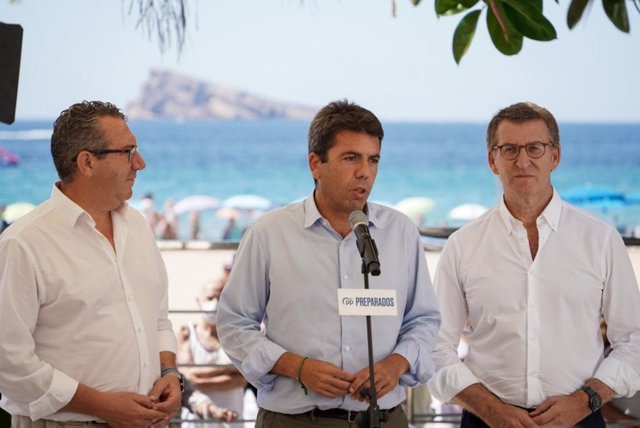 El presidente del PP nacional, Alberto Núñez Feijóo, y el del PPCV, Carlos Mazón, y el alcalde de Benidorm, Toni Pérez