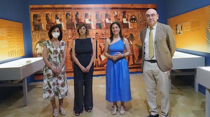 La delegada de Cultura y Patrimonio Histórico, Cristina Casanueva (segunda por la izda.), en la inauguración de la muestra.