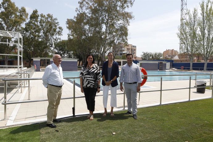 La concejala delegada de Barrios Rurales, Paloma Espinosa, y la concejala delegada de Deportes, Cristina García, visitan las instalaciones en Casetas.