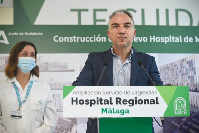 El consejero de Salud y Familias en funciones, Elías Bendodo, en la inauguración de las urgencias del Hospital Regional de Málaga tras su ampliación.