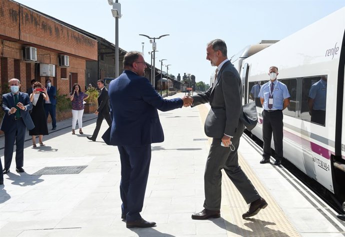 El Rey Felipe VI saluda al alcalde de Mérida, Antonio Rodríguez Osuna a su llegada a la parada de Mérida durante el viaje inaugural de la primera fase de la Plataforma de Alta Velocidad Plasencia-Badajoz