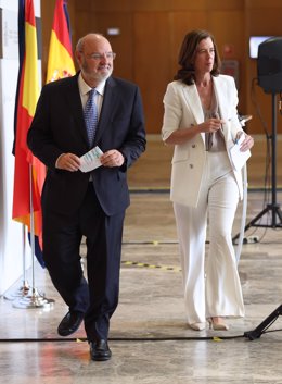 El presidente de la Confederación Española de Cajas de Ahorros (CECA), José María Méndez, junto a la presidenta de la Asociación Española de la Banca, (AEB), Alejandra Kindelán, a 22 de julio de 2022, en Madrid (España).